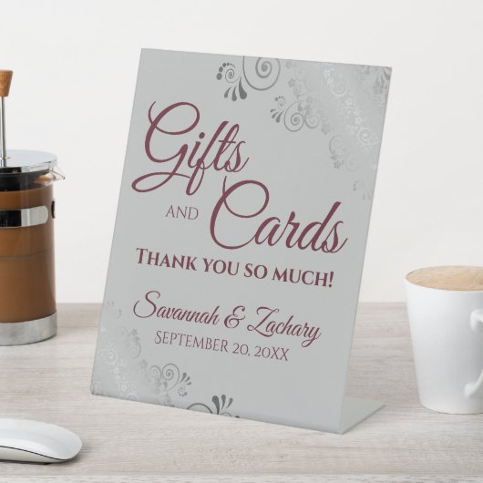 Huwelijkscadeaus en kaarten Lacy Silver Burgundy o Reclamebord Met Voetstuk (Insitu)