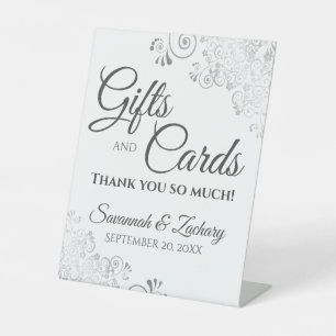 Huwelijkscadeaus en kaarten Lacy Silver Grey in Wh Reclamebord Met Voetstuk