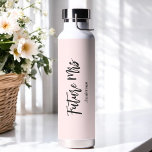Huwelijksfeest Toekomstige Mevrouw Roze Blush Waterfles<br><div class="desc">Toekomstige Mevrouw Huwelijksfeest Waterfles in Roze Blush en Zwart. Bekijk onze winkelcollectie hieronder voor bijpassende artikelen.</div>
