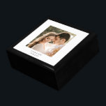 Huwelijksfoto Hout Keepsake Cadeaudoosje<br><div class="desc">Een elegante gepersonaliseerde bruiloft foto hout gelakte aandenken doos. Vervang deze foto door je eigen favoriete trouwfoto.</div>