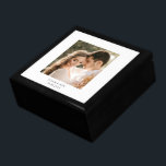Huwelijksfoto Hout Keepsake Cadeaudoosje<br><div class="desc">Een elegante gepersonaliseerde bruiloft foto hout gelakte aandenken doos. Vervang deze foto door je eigen favoriete trouwfoto.</div>