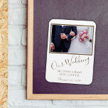 Huwelijksfoto Keepsake Elegant Script Magneet<br><div class="desc">Een bruiloft elegante foto geniet van de herinneringen magneet met uw bruiloft foto,  bruid en bruidegom `s naam en de bruiloft datum. U kunt de tekst en de foto eenvoudig wijzigen. Trendy script lettertype. Een geweldig huwelijksherinneringsgeschenk voor uw familie en vrienden.</div>