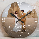 Huwelijksfoto Love Script Jubileum Ronde Klok<br><div class="desc">Vier de liefde met onze gepersonaliseerde bruiloft foto liefde script jubileum ,  die een elegant script en chique modern design beschikt. Deze gepersonaliseerde fotoklok toont prachtig uw favoriete trouwfoto,  waardoor het een tijdloze aandenken is voor pasgetrouwden of een attent huwelijksverjaardagscadeau!</div>