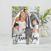 Huwelijksfoto Modern Borstelscript Bedankkaart (Staand voorkant)