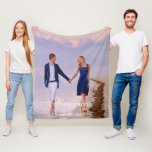 huwelijksfoto van huwelijksvakantie van Honeymoon Fleece Deken<br><div class="desc">Creëer uw eigen luie deken met uw kostbare herinneringen! Voeg één van uw favoriete foto van hoge kwaliteit van uw huwelijksreis toe. Met de tekst: Honeymoon geschreven met een modern handgeschreven stijlscript. Sjabloon voor uw reisbestemming en datum, jaar. Witte letters. Deze deken is ook beschikbaar in onze winkel met zwarte...</div>