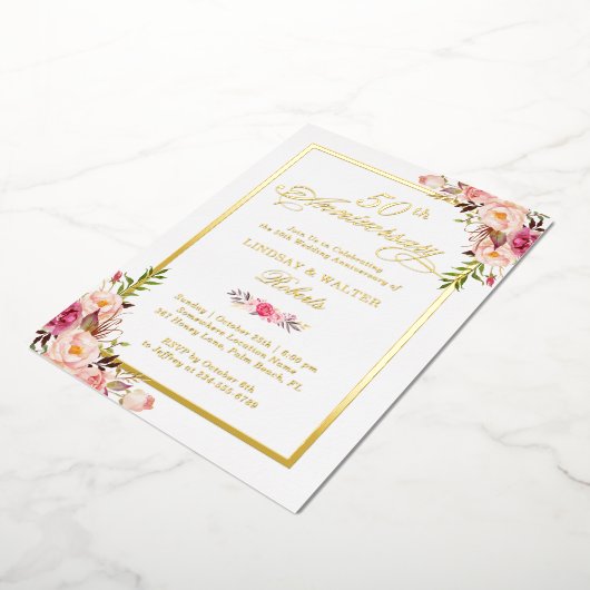 Huwelijksjubileum Elegante Roze Bloemen Echte Goud Folie Uitnodiging (Gedraaid)