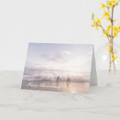 Huwelijkskaart met stel dat over het strand loopt kaart (Gele Bloem)