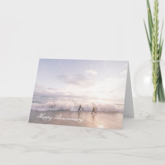 Huwelijkskaart met stel dat over het strand loopt kaart (Voorkant)