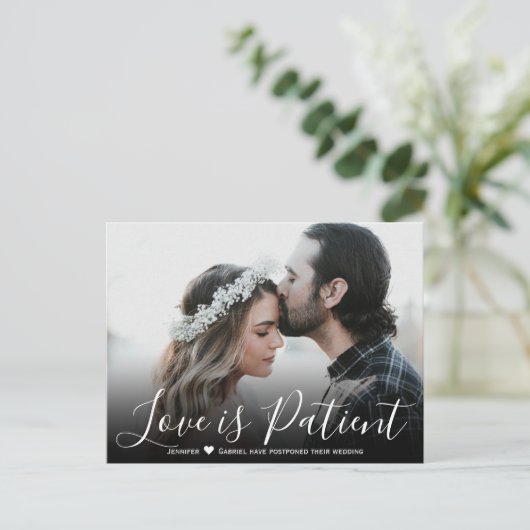 Huwelijksliefde is patiënt uitgesteld Eenvoudige f Aankondigingskaart (Staand voorkant)
