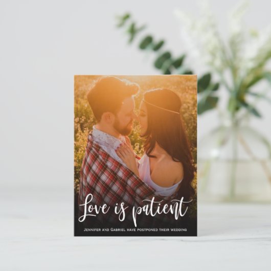 Huwelijksliefde is patiënt uitgesteld Eenvoudige f Aankondigingskaart (Staand voorkant)