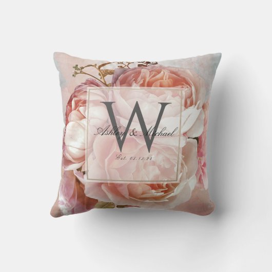 Huwelijksmonogram in SCRIPT | Roze rozen pioenroze Kussen (Achterkant)