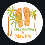 Huwelijksreis Mexico Tshirts en geschenken Ronde Sticker<br><div class="desc">Als je een pasgetrouwde huwelijksreis bent in Mexico zul je dol zijn op onze huwelijksreis Mexico T-shirts,  hoodies,  mokken,  knopen,  kaarten en andere bestemmingen Mexico huwelijksreis kleding en geschenken!</div>