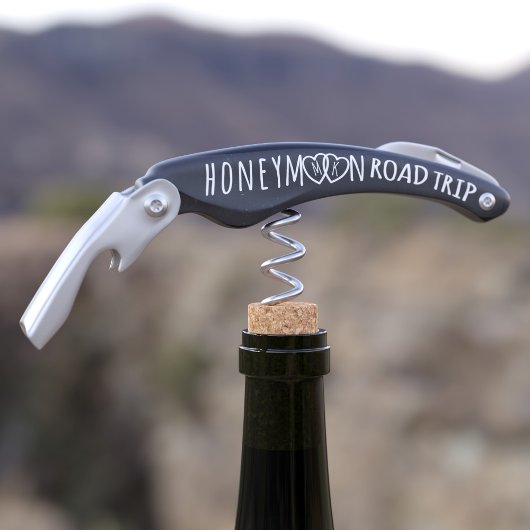 Huwelijksreis Roadtrip Hart Monogram Zwart Kurkentrekker