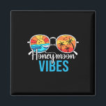 Huwelijksreis Vibes Couples Vakantie Bruid Gro Magneet<br><div class="desc">Huwelijksreis Vibes Couples Vakantie Bruid Bruidegom</div>