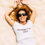 Huwelijksreis Vibes Sweethearts T-shirt<br><div class="desc">Huwelijksreis vibes met verstrengelde harten</div>