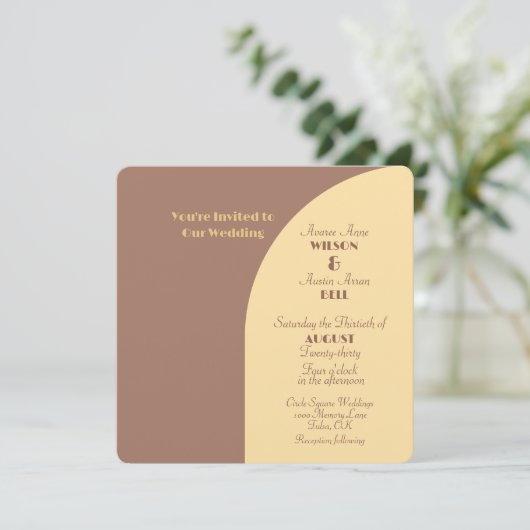 Huwelijksuitnodiging Mocha Mousse gebogen platte K (Staand voorkant)