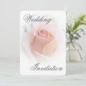 Huwelijksuitnodiging Peach Pink Rosebud Kaart (Staand voorkant)