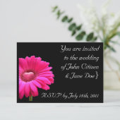 Huwelijksuitnodiging: Roze Gerbera met liefdeshart Kaart (Staand voorkant)