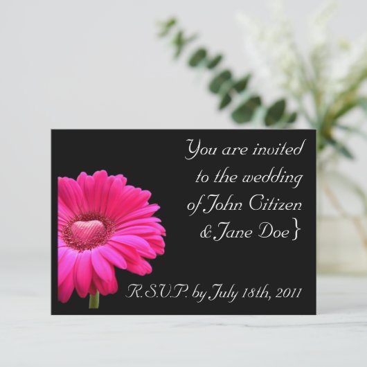 Huwelijksuitnodiging: Roze Gerbera met liefdeshart Kaart (Staand voorkant)