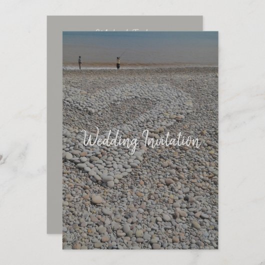 Huwelijksuitnodiging strand hart kiezel ontwerp kaart (Voorkant / Achterkant)