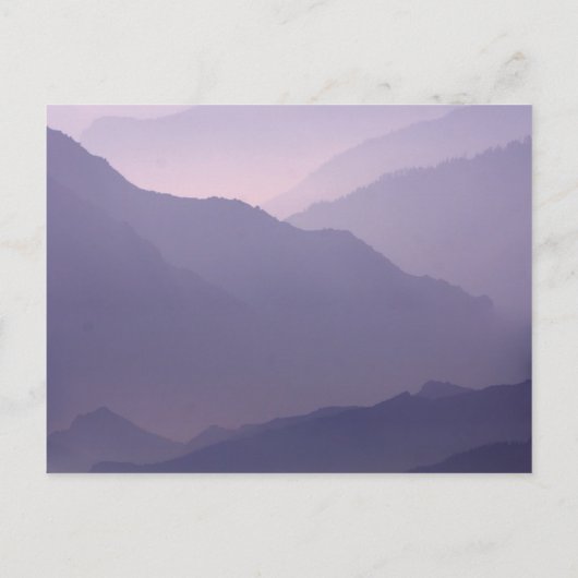 Huwelijksuitnodiging Wit op Misty Paarse Uitnodiging Briefkaart (Achterkant)