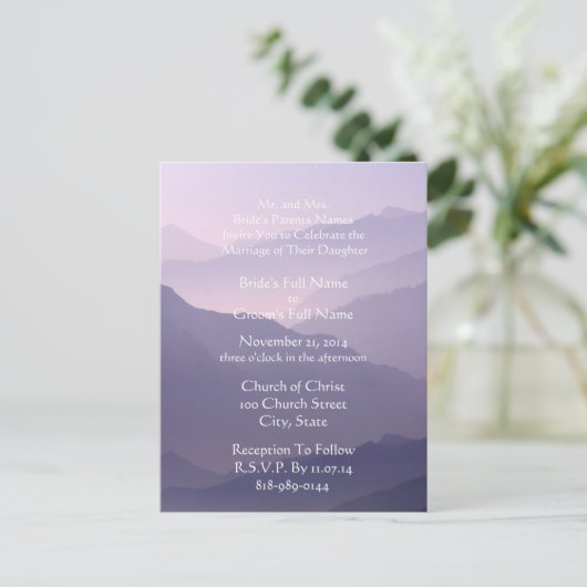 Huwelijksuitnodiging Wit op Misty Paarse Uitnodiging Briefkaart (Staand voorkant)