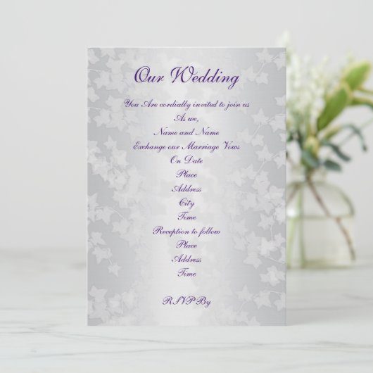 Huwelijksuitnodiging witte reliëf klimop op satijn kaart (Staand voorkant)