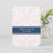 Huwelijksuitnodigingen Blush Navy Blue Damask Kaart (Staand voorkant)