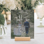 Huwelijkswelkom 2 foto's & QR-codes Tafelnummer<br><div class="desc">Welkom gasten op uw bruiloft receptie met chique moderne aangepaste foto & QR Code tabel nummerkaarten. Afbeeldingen en bewoordingen zijn eenvoudig te personaliseren en kunnen op de voor- en achterkant verschillend of hetzelfde zijn. Verander indien gewenst "capture the love" in "honeymoon fund", "een speciaal bedankt", "menu", "ons liefdesverhaal" of een...</div>