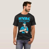 HVAC-man voor verwarming en luchtreparatie: hier i T-shirt (Voorkant volledig)