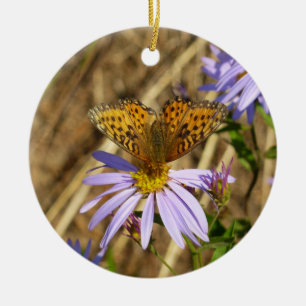 Hydaspe Fritillary op paarse Aster bloemen Keramisch Ornament