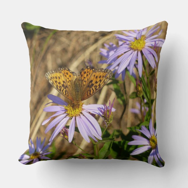 Hydaspe Fritillary op paarse Aster bloemen Kussen (Voorkant)