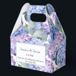 Hydrangea Afdrukfeest Vertraging Box Bedankdoosjes<br><div class="desc">Party gunst box wordt getoond met een hydrangea bloemenprint. Pas dit item aan en wijzig de voorbeeldtekst in de jouwe. Tip: Voeg gewoon je geweldige lekkernijen toe en voeg wat feestelijk lint toe. Afbeelding met vergunning</div>