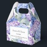 Hydrangea Afdrukfeest Vertraging Box Bedankdoosjes<br><div class="desc">Party gunst box wordt getoond met een hydrangea bloemenprint. Pas dit item aan en wijzig de voorbeeldtekst in de jouwe. Tip: Voeg gewoon je geweldige lekkernijen toe en voeg wat feestelijk lint toe. Afbeelding met vergunning</div>