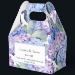 Hydrangea Afdrukfeest Vertraging Box Bedankdoosjes<br><div class="desc">Party gunst box wordt getoond met een hydrangea bloemenprint. Pas dit item aan en wijzig de voorbeeldtekst in de jouwe. Tip: Voeg gewoon je geweldige lekkernijen toe en voeg wat feestelijk lint toe. Afbeelding met vergunning</div>