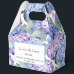 Hydrangea Afdrukfeest Vertraging Box Bedankdoosjes<br><div class="desc">Party gunst box wordt getoond met een hydrangea bloemenprint. Pas dit item aan en wijzig de voorbeeldtekst in de jouwe. Tip: Voeg gewoon je geweldige lekkernijen toe en voeg wat feestelijk lint toe. Afbeelding met vergunning</div>