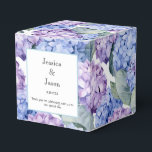 Hydrangea Afdrukfeest Vertraging Box Bedankdoosjes<br><div class="desc">Party gunst box wordt getoond met een hydrangea bloemenprint. Pas dit item aan en wijzig de voorbeeldtekst in de jouwe. Tip: Voeg gewoon je geweldige lekkernijen toe en voeg wat feestelijk lint toe. Afbeelding met vergunning</div>
