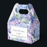 Hydrangea Afdrukfeest Vertraging Box Bedankdoosjes<br><div class="desc">Party gunst box wordt getoond met een hydrangea bloemenprint. Pas dit item aan en wijzig de voorbeeldtekst in de jouwe. Tip: Voeg gewoon je geweldige lekkernijen toe en voeg wat feestelijk lint toe. Afbeelding met vergunning</div>