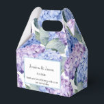 Hydrangea Afdrukfeest Vertraging Box Bedankdoosjes<br><div class="desc">Party gunst box wordt getoond met een hydrangea bloemenprint. Pas dit item aan en wijzig de voorbeeldtekst in de jouwe. Tip: Voeg gewoon je geweldige lekkernijen toe en voeg wat feestelijk lint toe. Afbeelding met vergunning</div>