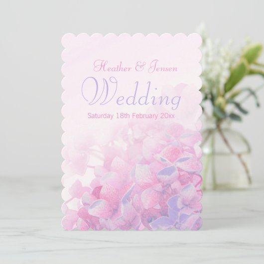Hydrangea bloemenroze paarse bruiloft uitnodiging (Staand voorkant)