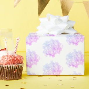 Hydrangea bloesems op wit cadeaupapier