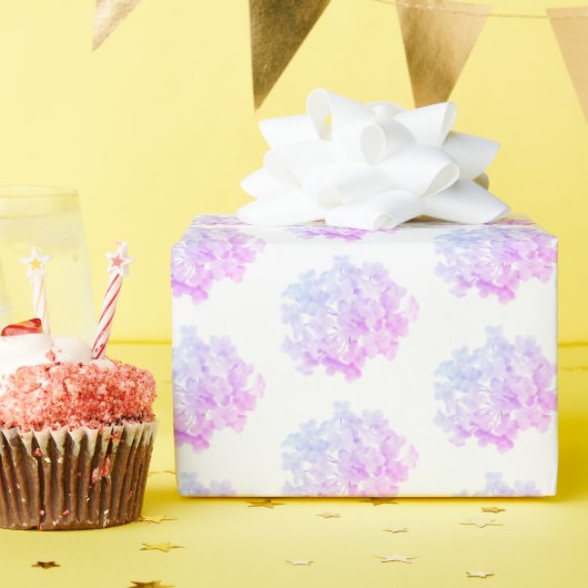 Hydrangea bloesems op wit cadeaupapier (Verjaardagsfeest)