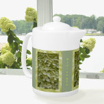 Hydrangea Celadon Green Floral Theepot<br><div class="desc">Deze tuinverse groene theepot bevat 3 panelen van kleine delicate bloesems van een bleke groene bloesem van celadon. Het is een unieke kleur die vers en licht is met het gevoel van een charmante landentuin. Het is een summiere bloem in subtiele zachte tonale tinten en details. Het is een ideaal...</div>