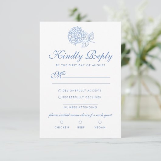 Hydrangea Dusty Blue Floral Modern Wedding RSVP Kaartje (Staand voorkant)