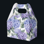 Hydrangea Print Feestbehandelingsdoos Bedankdoosjes<br><div class="desc">De feestgunstendoos wordt getoond met een hydrangea-bloemenprint.
Pas dit item aan of koop het zoals het is.
Tip: Voeg gewoon je lekkere traktaties toe en wat vrolijke linten.
Gelicentieerde afbeelding</div>