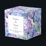 Hydrangea Print Feestbehandelingsdoos Bedankdoosjes<br><div class="desc">De feestgunstendoos is afgebeeld met een bloemige hydrangea-afdruk. 
Pas dit item aan en wijzig de voorbeeldtekst in die van u.
Tip: Voeg gewoon uw lekkere traktaties toe en wat vrolijke linten.



Gelicenseerde afbeelding</div>