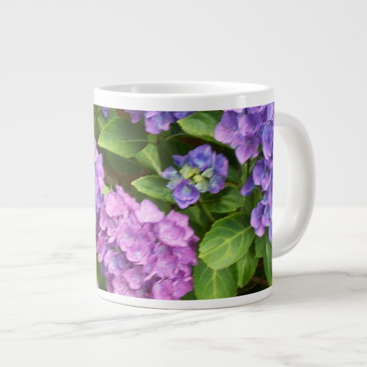 Hydrangeas, Blauw, Roze, Mauve, Groene Bladeren Grote Koffiekop (Voorkant rechts)