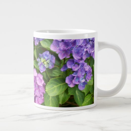 Hydrangeas, Blauw, Roze, Mauve, Groene Bladeren Grote Koffiekop (Rechts)