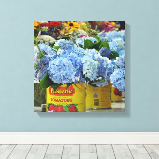 Hydrangeas en bloemen, vers, in tomatenkans canvas afdruk (Insitu (Houten vloer))