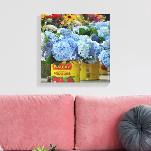 Hydrangeas en bloemen, vers, in tomatenkans canvas afdruk (Insitu (Woonkamer))